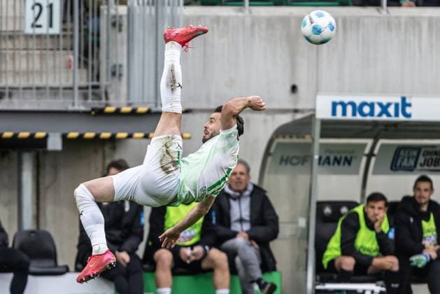 Bilder des Jahres 2025, Sport 04 April Sport Themen der Woche KW17 Sport Bilder des Tages Fußball - Herren - 2. Bundesliga - 31. Spieltag - Saison 2024 2025 - SpvGG Greuther Fürth vs. SSV Ulm 1846 Fußball 25.04.2025 17 Niko Gießelmann (SpVgg Greuther Fürth) klärt den Ball per Fallrückzieher DFL regulations prohibit any use of photographs as image sequences and or quasi-video Fürth Sportpark Ronhof I Thomas Sommer Bayern Deutschland