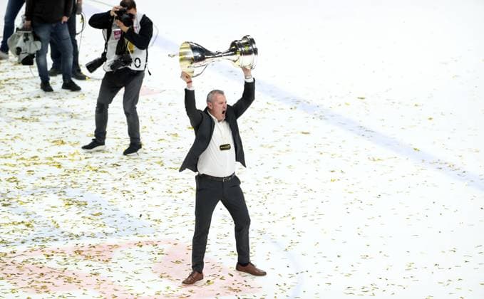 Trainer Serge Aubin mit Meisterpokal, Mannschaft der Eisbären Berlin sind Deutscher Meister Jubel Emotion Freude Eishockey Penny DEL Deutsche Eishockey Liga Finale Deutsche Meisterschaft Play Off 5. Spiel Saison 2024 2025 25.04.2025 EHC Eisbären Berlin EBB vs. Kölner Haie KEC