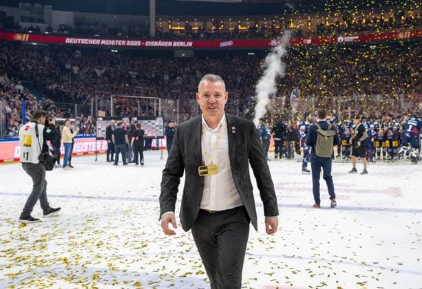 Eishockey, Herren, Saison 2024 2025, Penny DEL (Finale, Spiel 5), Eisbären Berlin - Kölner Haie (7:0), die Eisbären Berlin bejubeln den Gewinn der Deutschen Meisterschaft, Trainer Serge Aubin (Eisbären Berlin) mit Medaille, 25.04. 2025, Copyright: xMatthiasxKochx