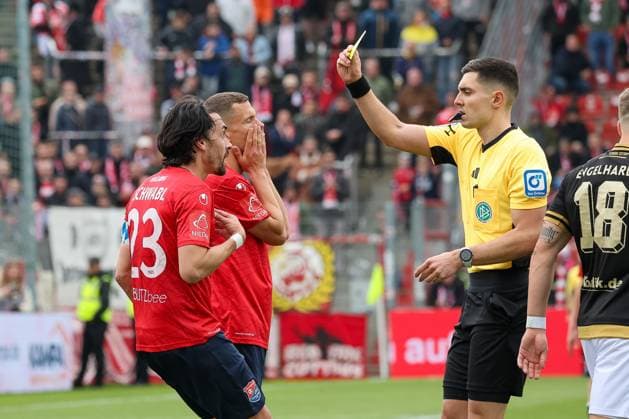 Bilder des Jahres 2025, Sport 04 April Sport Themen der Woche KW17 Sport Bilder des Tages Gelbe Karte fuer Markus Schwabl (SpVgg Unterhaching, 23), GER, SpVgg Unterhaching vs. FC Energie Cottbus, Fussball, 3. Liga, 35. Spieltag, Saison 2024 2025, 26.04.2025, DFL REGULATIONS PROHIBIT ANY USE OF PHOTOGRAPHS AS IMAGE SEQUENCES, GER, SpVgg Unterhaching vs. FC Energie Cottbus, Fussball, 3. Liga, 35. Spieltag, Saison 2024 2025, 26.04.2025 Unterhaching Copyright: xEibner-Pressefoto JennixMaulx EP_JML