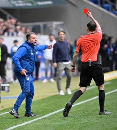 Bilder des Jahres 2025, Sport 04 April Sport Themen der Woche KW17 Sport Bilder des Tages Schiedsrichter Referee Benjamin Brand zeigt Betreuer der TSG Hoffenheim rote Karte rot Platzverweis da er Bandenwerbung ins Spielfeld gekickt hat TSG 1899 Hoffenheim vs Borussia Dortmund BVB 26.04.2025 DFL REGULATIONS PROHIBIT ANY USE OF PHOTOGRAPHS AS IMAGE SEQUENCES AND OR QUASI-VIDEO TSG 1899 Hoffenheim vs Borussia Dortmund BVB