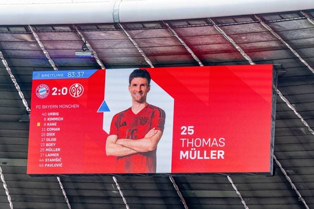 Bilder des Jahres 2025, Sport 04 April Sport Themen der Woche KW17 Die Anzeigetafel zeigt Thomas Mueller (FC Bayern Muenchen, 25) vor seiner Einwechslung zu seinem 500. Bundesligaspiel GER, FC Bayern Muenchen vs. 1. FSV Mainz 05, Fussball, Bundesliga, 31. Spieltag, Spielzeit 2024 2025, 26.04.2025. (DFL DFB REGULATIONS PROHIBIT ANY USE OF PHOTOGRAPHS as IMAGE SEQUENCES and or QUASI-VIDEO). GER, FC Bayern Muenchen vs. 1. FSV Mainz 05, Fussball, Bundesliga, 31. Spieltag, Spielzeit 2024 2025, 26.04.2025. Muenchen Copyright: xEibner-Pressefoto HeikexFeinerx EP_HFR
