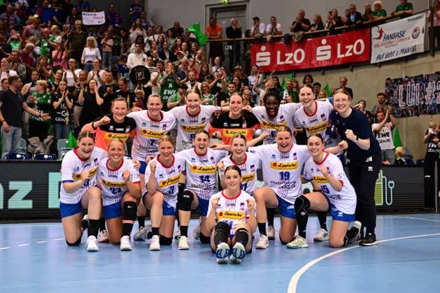 Bilder des Jahres 2025, Sport 04 April Sport Themen der Woche KW17 Sport Bilder des Tages Handball I Frauen I Saison 2024-2025 I 1. HBF I Play-Off I Viertelfinale I VfL Oldenburg - HSG Blomberg-Lippe I 26.04.2025 Jubel, Begeisterung, Enthusiasmus, Euphorie, Freude, Glücksgefühl, Heiterkeit bei: HSG Blomberg-Lippe nach dem Sieg gegen VfL Oldenburg Frauen Oldenburg EWE Arena Niedersachsen Deutschland Copyright: xLobeca FelixxSchlikisx