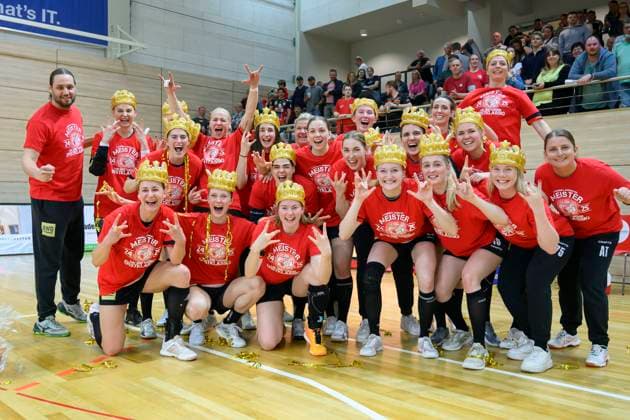 Bilder des Jahres 2025, Sport 04 April Sport Themen der Woche KW17 Sport Bilder des Tages Wildcats jubeln nach 38:23 Heimsieg und die damit gewonnene Meisterschaft, Aufstieg, SV Union Halle-Neustadt vs. TuS Lintfort, Handball Frauen, 2. Bundesliga, 26. Spieltag, Saison 2024 25, 26.04.2025 Halle SWH Arena Sachsen-Anhalt Deutschland