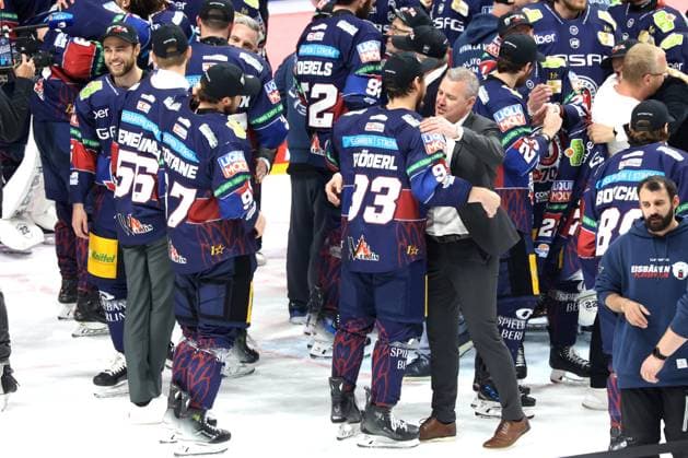 DEU, DEL, 1.EBL, Eisbaeren vs. Koelner Haie, 25.04.2025, Uber-Arena, Berlin, DEU, DEL, 1.EBL, Eisbaeren vs. Koelner Haie, im Bild Cheftrainer Serge Aubin (Eisbaeren Berlin), Leonhard Pfoederl (Eisbaeren Berlin 93), Eisbaeren-Spielerkreis