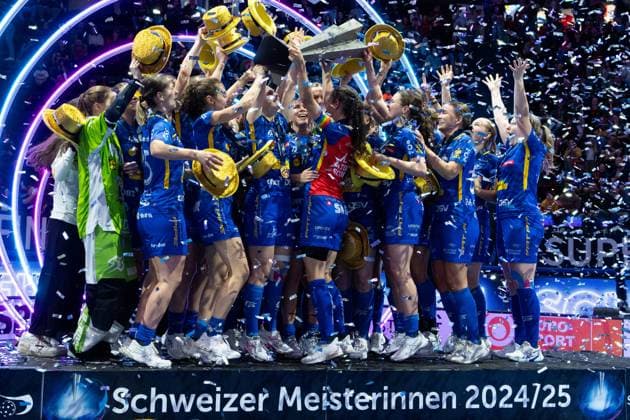 Bilder des Jahres 2025, Sport 04 April Sport Themen der Woche KW17 Sport Bilder des Tages Fribourg, Schweiz, 27.04.2025 Kloten-Dietlikon Jets is swiss champion 2025 after the Unihockey Superfinal 2025 match between Kloten-Dietlikon Jets and Zug United at BCF Arena Fribourg, Switzerland (Pascal von Büren SPP) Copyright: xPascalxvonxBürenx xSPPx spp-en-PaVoBSp-Pavo_Fotografie-42