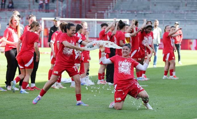 Bilder des Jahres 2025, Sport 04 April Sport Themen der Woche KW17 Sport Bilder des Tages Athanasia Moraitou, Eleni Markou, Union Frauenmannschaft steigt in 1. Bundesliga auf Jubel Emotion Freude Aufsteiger aufgestiegen Fußball Fussball 2. Bundesliga Damen Frauen Saison 2024 2025 27.04.2025 1.FC Union Berlin vs. Borussia Mönchengladbach BMG DFL regulations prohibit any use of photographs as image sequences and or quasi-video