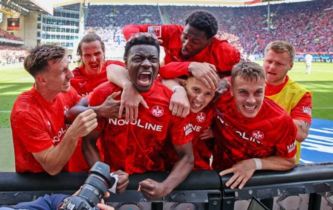Bilder des Jahres 2025, Sport 04 April Sport Themen der Woche KW17 Sport Bilder des Tages 27.04.2025, xmohx, Fussball 2.Bundesliga, 1.FC Kaiserslautern - FC Schalke 04 v.l. Ragnar Ache (Kaiserslautern) bejubelt das 2-1 (DFL DFB REGULATIONS PROHIBIT ANY USE OF PHOTOGRAPHS as IMAGE SEQUENCES and or QUASI-VIDEO) Kaiserslautern