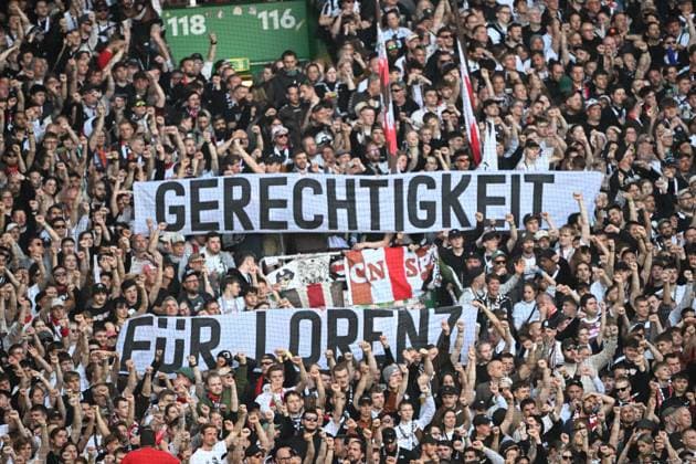 Bilder des Jahres 2025, Sport 04 April Sport Themen der Woche KW17 Sport Bilder des Tages GER, 1. FBL, SV Werder Bremen vs 1. FC St. Pauli 27.04.2025, Weserstadion, Bremen, GER, 1. FBL, SV Werder Bremen vs 1. FC St. Pauli im Bild FANS Stimmung Banner Werder Schal Banner Pauli Gerechtigkeit für Lorenz