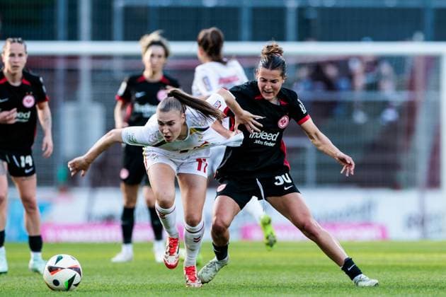 Bilder des Jahres 2025, Sport 04 April Sport Themen der Woche KW17 Sport Bilder des Tages Google Pixel Frauen-Bundesliga, 1. FC Köln - Eintracht Frankfurt; 27.04.2025 Zweikampf Alena Bienz (1. FC Köln, 11), Carlotta Wamser (Eintracht Frankfurt, 30) Google Pixel Frauen-Bundesliga, 1. FC Köln - Eintracht Frankfurt, Köln, Franz-Kremer-Stadion am 27.04.2025 DFB REGULATIONS PROHIBIT ANY USE OF PHOTOGRAPHS AS IMAGE SEQUENCES AND OR QUASI-VIDEO. Copyright: xBEAUTIFULxSPORTS Wunderlx