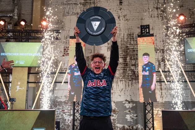 Bilder des Jahres 2025, Sport 04 April Sport Themen der Woche KW17 Sport Bilder des Tages VBL Grand Final by WOW, 27.04.2025 Levy Finn Rieck (RBLZ_levyfinn , RB Leipzig) mit der Meisterschale ;VBL Grand Final by WOW, 27.04.2025,Köln,Deutschland Copyright: xBEAUTIFULxSPORTS Henrichsx