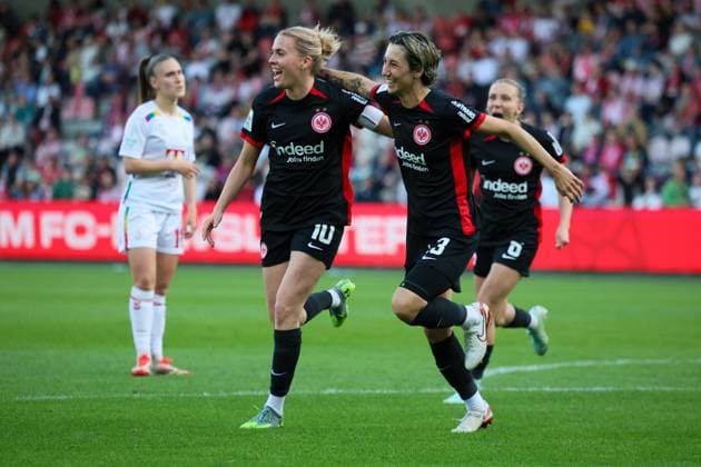 Bilder des Jahres 2025, Sport 04 April Sport Themen der Woche KW17 Sport Bilder des Tages Köln, Deutschland 27. April 2025: 1. BL - Frauen - 2024 2025 - 1. FC Köln vs. Eintracht Frankfurt Im Bild: v.li. Torschützin Laura Freigang (Eintracht Frankfurt) macht das Tor zum 3:0 für Eintracht Frankfurt und jubelt mit Sara Doorsoun (Eintracht Frankfurt) DFB regulations prohibit any use of photographs as image sequences and or quasi-video Rhein-Energie-Stadion Nordrhein Westfalen Copyright: xFotostandx xFantinix