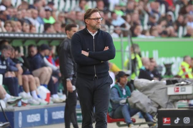 26.04.2025, xgox, Fussball 1.Bundesliga, VfL Wolfsburg - SC Freiburg emspor, v.l. Ralph Hasenhuettl (HasenhoÂ¼ttl, Wolfsburg, Trainer) nachdenklich (DFL DFB REGULATIONS PROHIBIT ANY USE OF PHOTOGRAPHS as IMAGE SEQUENCES and or QUASI-VIDEO) Wolfsburg