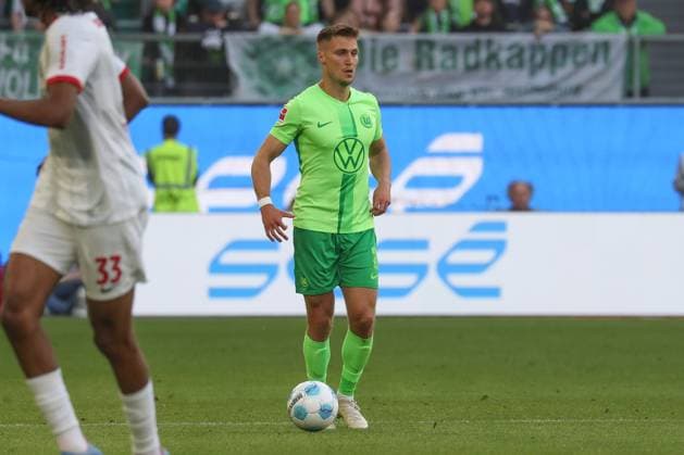 26.04.2025, xgox, Fussball 1.Bundesliga, VfL Wolfsburg - SC Freiburg emspor, v.l. Kilian Fischer (Wolfsburg, 2) am Ball, plays the ball (DFL DFB REGULATIONS PROHIBIT ANY USE OF PHOTOGRAPHS as IMAGE SEQUENCES and or QUASI-VIDEO) Wolfsburg