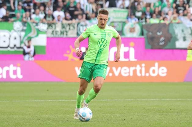 26.04.2025, xgox, Fussball 1.Bundesliga, VfL Wolfsburg - SC Freiburg emspor, v.l. Kilian Fischer (Wolfsburg, 2) am Ball, plays the ball (DFL DFB REGULATIONS PROHIBIT ANY USE OF PHOTOGRAPHS as IMAGE SEQUENCES and or QUASI-VIDEO) Wolfsburg