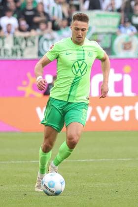 26.04.2025, xgox, Fussball 1.Bundesliga, VfL Wolfsburg - SC Freiburg emspor, v.l. Kilian Fischer (Wolfsburg, 2) am Ball, plays the ball (DFL DFB REGULATIONS PROHIBIT ANY USE OF PHOTOGRAPHS as IMAGE SEQUENCES and or QUASI-VIDEO) Wolfsburg