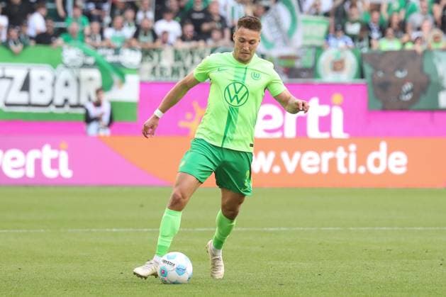 26.04.2025, xgox, Fussball 1.Bundesliga, VfL Wolfsburg - SC Freiburg emspor, v.l. Kilian Fischer (Wolfsburg, 2) am Ball, plays the ball (DFL DFB REGULATIONS PROHIBIT ANY USE OF PHOTOGRAPHS as IMAGE SEQUENCES and or QUASI-VIDEO) Wolfsburg