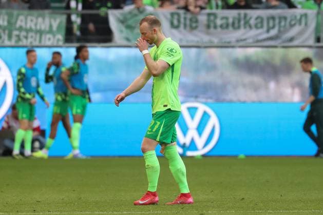26.04.2025, xgox, Fussball 1.Bundesliga, VfL Wolfsburg - SC Freiburg emspor, v.l. Maximilian Arnold (Wolfsburg, 27) nach seiner Rote Karte, Platzverweis, sent off (DFL DFB REGULATIONS PROHIBIT ANY USE OF PHOTOGRAPHS as IMAGE SEQUENCES and or QUASI-VIDEO) Wolfsburg
