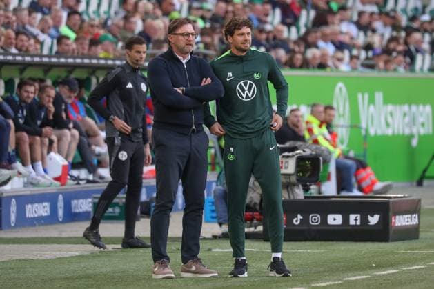 26.04.2025, xgox, Fussball 1.Bundesliga, VfL Wolfsburg - SC Freiburg emspor, v.l. Ralph Hasenhuettl (Hasenhüttl, Wolfsburg, Trainer), Patrick Hasenhuettel (Hasenhütt, lWolfsburg, Co-Trainer) (DFL DFB REGULATIONS PROHIBIT ANY USE OF PHOTOGRAPHS as IMAGE SEQUENCES and or QUASI-VIDEO) Wolfsburg
