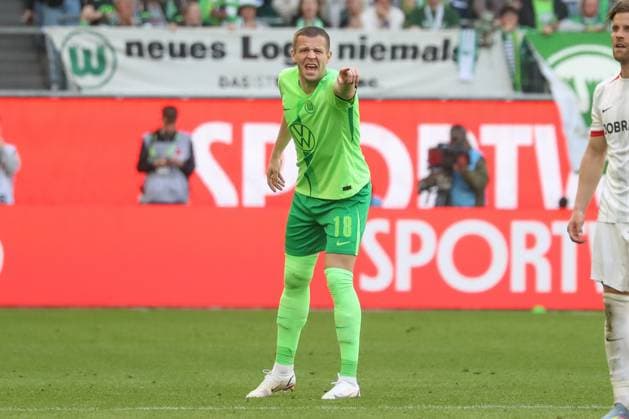 26.04.2025, xgox, Fussball 1.Bundesliga, VfL Wolfsburg - SC Freiburg emspor, v.l. Denis Vavro (Wolfsburg, 18) gibt Anweisungen, gestikuliert mit den Armen, gesticulate, gives instructions (DFL DFB REGULATIONS PROHIBIT ANY USE OF PHOTOGRAPHS as IMAGE SEQUENCES and or QUASI-VIDEO) Wolfsburg