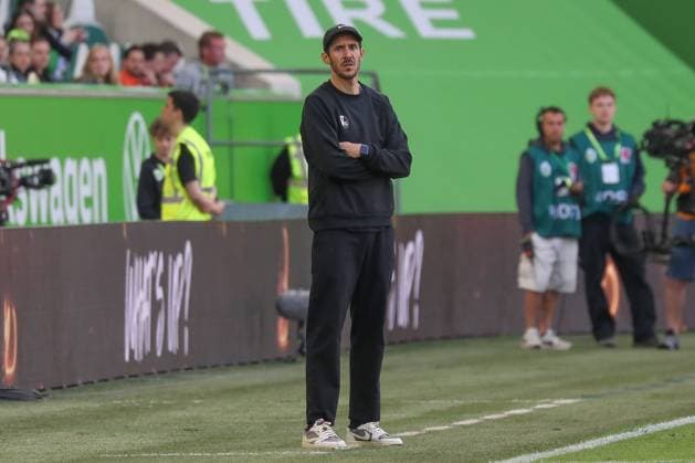 26.04.2025, xgox, Fussball 1.Bundesliga, VfL Wolfsburg - SC Freiburg emspor, v.l. Julian Schuster (SC Freiburg, Trainer) (DFL DFB REGULATIONS PROHIBIT ANY USE OF PHOTOGRAPHS as IMAGE SEQUENCES and or QUASI-VIDEO) Wolfsburg