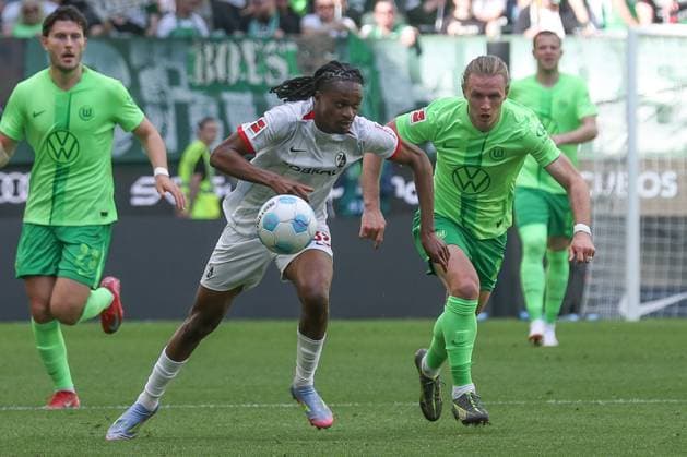 26.04.2025, xgox, Fussball 1.Bundesliga, VfL Wolfsburg - SC Freiburg emspor, v.l. Junior Adamu (SC Freiburg, 20), Patrick Wimmer (Wolfsburg, 39) Zweikampf, Duell, Kampf, tackle (DFL DFB REGULATIONS PROHIBIT ANY USE OF PHOTOGRAPHS as IMAGE SEQUENCES and or QUASI-VIDEO) Wolfsburg