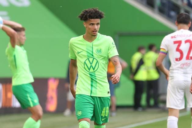 26.04.2025, xgox, Fussball 1.Bundesliga, VfL Wolfsburg - SC Freiburg emspor, v.l. Kevin Paredes (Wolfsburg, 40) (DFL DFB REGULATIONS PROHIBIT ANY USE OF PHOTOGRAPHS as IMAGE SEQUENCES and or QUASI-VIDEO) Wolfsburg