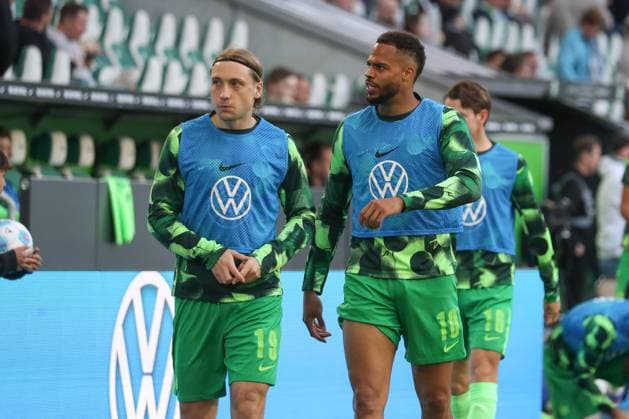 26.04.2025, xgox, Fussball 1.Bundesliga, VfL Wolfsburg - SC Freiburg emspor, v.l. Lovro Majer (Wolfsburg, 19), Lukas Nmecha (Wolfsburg, 10) (DFL DFB REGULATIONS PROHIBIT ANY USE OF PHOTOGRAPHS as IMAGE SEQUENCES and or QUASI-VIDEO) Wolfsburg