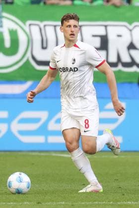 26.04.2025, xgox, Fussball 1.Bundesliga, VfL Wolfsburg - SC Freiburg emspor, v.l. Nicolas Cozza (Wolfsburg, 8) am Ball, plays the ball (DFL DFB REGULATIONS PROHIBIT ANY USE OF PHOTOGRAPHS as IMAGE SEQUENCES and or QUASI-VIDEO) Wolfsburg