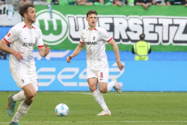 26.04.2025, xgox, Fussball 1.Bundesliga, VfL Wolfsburg - SC Freiburg emspor, v.l. Nicolas Cozza (Wolfsburg, 8) am Ball, plays the ball (DFL DFB REGULATIONS PROHIBIT ANY USE OF PHOTOGRAPHS as IMAGE SEQUENCES and or QUASI-VIDEO) Wolfsburg