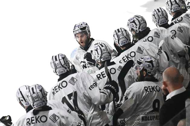 Bilder des Jahres 2025, Sport 04 April Sport Bilder des Tages GER, Oberliga, Playoff Finale, Hannover Scorpions vs Bietigheim Steelers 29.04.2025, ARS Arena, Mellendorf, GER, Oberliga, Playoff Finale, Hannover Scorpions vs Bietigheim Steelers, im Bild Christoph Kiefersauer (Bietigheim 13) schiesst das Tor zum 1-0 fuer Bietigheim vorbei an Torhueter Kristian Hufsky (Hannover 38) und jubelt mit der Bank
