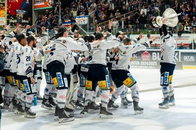 Bilder des Jahres 2025, Sport 04 April Sport Themen der Woche KW18 Sport Bilder des Tages DEL2 Meister 2025 Eisloewen Dresden Pokaluebergabe , GER, Ravensburg Towerstars vs. Dresdner Eisloewen, Eishockey, DEL2, Spielzeit 2024 2025, Playoff Finale Spiel 7, 29.04.25 GER, Ravensburg Towerstars vs. Dresdner Eisloewen, Eishockey, DEL2, Spielzeit 2024 2025, Playoff Finale Spiel 7, 29.04.25 Ravenburg Copyright: xEibner-Pressefoto MaximilianxRistx EP_MRT