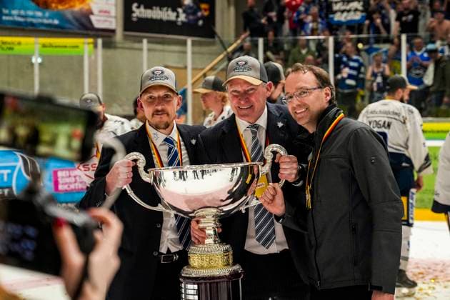 Bilder des Jahres 2025, Sport 04 April Sport Bilder des Tages Niklas Sundblad (Dresdner Eisloewen, Chef-Trainer) Sundblad Kilpivaara (Dresdner Eisloewen, Assistent-Trainer) Matthias Roos (Sportdirektor, Eisloewen Dresden) mit dem DEL2 Meisterpokal, GER, Ravensburg Towerstars vs. Dresdner Eisloewen, Eishockey, DEL2, Spielzeit 2024 2025, Playoff Finale Spiel 7, 29.04.25 GER, Ravensburg Towerstars vs. Dresdner Eisloewen, Eishockey, DEL2, Spielzeit 2024 2025, Playoff Finale Spiel 7, 29.04.25 Ravenburg Copyright: xEibner-Pressefoto MaximilianxRistx EP_MRT