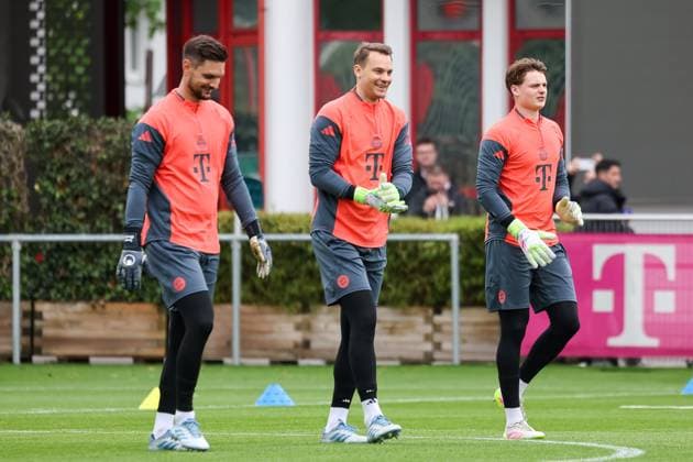 Die Torhueter auf dem Weg zum Training, Manuel Neuer (FC Bayern Muenchen, 01) mit Jonas Urbig (FC Bayern Muenchen, 40) und Sven Ulreich (FC Bayern Muenchen, 26), GER, Oeffentliches Training, FC Bayern Muenchen, Fussball, Saison 2024 2025, 06.05.2025, GER, Oeffentliches Training, FC Bayern Muenchen, Fussball, Saison 2024 2025, 06.05.2025 Muenchen Copyright: xEibner-Pressefoto JennixMaulx EP_JML