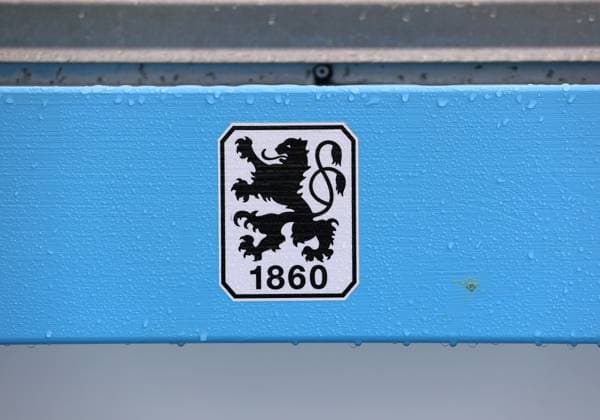 Fussball, Herren, 3.Liga, Saison 2024 2025, TSV 1860 München, Training Hier das Logo des TSV 1860 München auf einer Sitzbank, Symbolbild mit Regentropfen