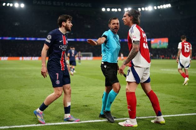 Sport Bilder des Tages Khvicha Kvaratskhelia of PSG and Riccardo Calafiori of Arsenal clash Paris Saint-Germain v Arsenal, UEFA Champions League, Semi Final, Second Leg, Football, Parc des Princes, Paris, France - 07 May 2025 EDITORIAL USE ONLY No use with unauthorised audio, video, data, fixture lists, club league logos or live services. Online in-match use limited to 120 images, no video emulation. No use in betting, games or single club league player publications. Copyright: xDavexWinter Shutterstockx 15288067nj