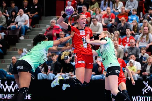 Bilder des Jahres 2025, Sport 05 Mai Sport Themen der Woche KW19 Handball: Bundesliga Frauen, HB Ludwigsburg - Thueringer HC v.li. Sharon Nooitmmer (Thueringer HC), Xenia Smits (Ludwigsburg), Kathrin Pichlmeier (Thueringer HC) Ludwigsburg MHP Arena Baden-Württemberg Deutschland