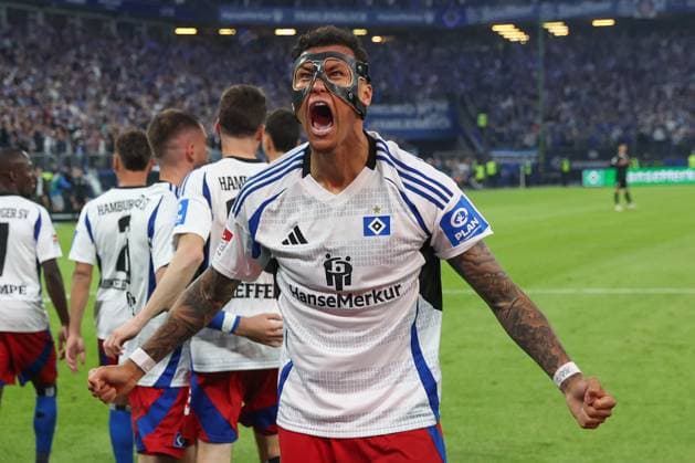 Bilder des Jahres 2025, Sport 05 Mai Sport Themen der Woche KW19 Sport Bilder des Tages 2. Bundesliga - Hamburger SV - SSV Ulm am 10.05.2025 im Volksparkstadion in Hamburg Davie Selke (Hamburg 27) jubelt über das Tor zum 2 zu 1 durch Ransford Königsdörffer Koenigsdoerffer Konigsdorffer (Hamburg 11)