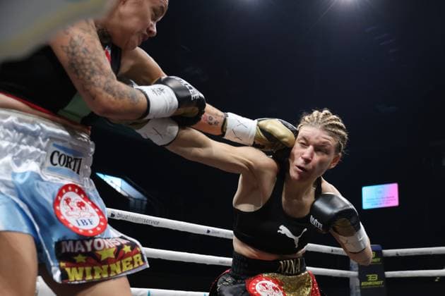 Bilder des Jahres 2025, Sport 05 Mai Sport Themen der Woche KW19 Sport Bilder des Tages Boxen: P2M Boxpromotion, Rostock boxt! - Die Rückkehr!, Rostock, 10.05.2025 IBF-Weltmeisterschaft: Nina Meinke (GER) - Daniela Bermudez (ARG) Rostock Germany
