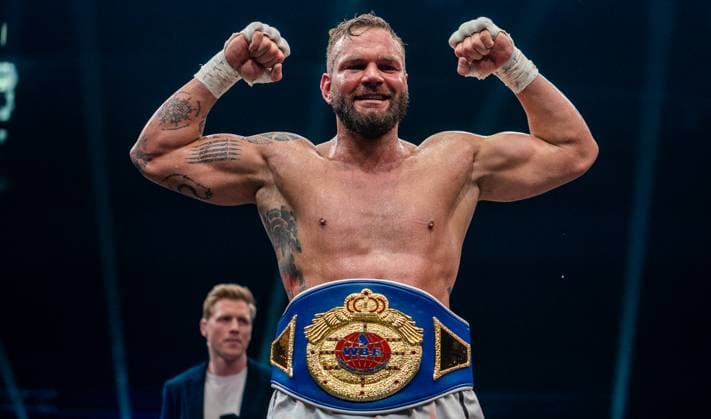 Bilder des Jahres 2025, Sport 05 Mai Sport Themen der Woche KW19 Sport Bilder des Tages 10.5.2025, Boxen, GER, Herren, P2M, Rostock boxt, WBF European Title, Felix Langberg (Rostock) - Dennis Lewandowski (Greifswald) Felix Langberg (Rostock) jubelt mit dem Gürtel um die Hüfte. Rostock Stadthalle Mecklenburg-Vorpommern Deutschland