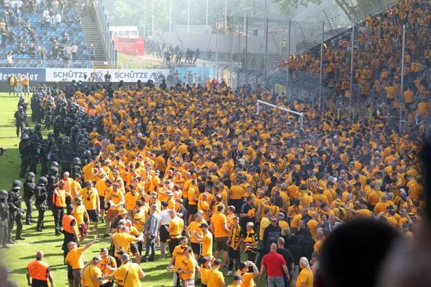 Bilder des Jahres 2025, Sport 05 Mai Sport Themen der Woche KW19 Sport Bilder des Tages 10.05.2025, xrekx, Fussball 3.Liga, SV Waldhof Mannheim - Dynamo Dresden v.l. Platzsturm Dynamo Fans Polizei im Innenraum dynamo Fans ,Stimmung, Schals, Trikot, Fahne, Banner, Ultras, Zuschauer, Besucher, Choreo, Choreografie, atmosphere, spectators, Visitors, Pyrotechnik, Polizeipferde (DFL DFB REGULATIONS PROHIBIT ANY USE OF PHOTOGRAPHS as IMAGE SEQUENCES and or QUASI-VIDEO) Mannheim