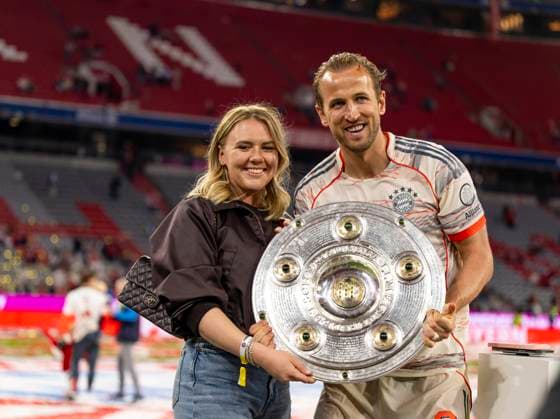 10.05.2025, Fussball 1. Bundesliga 2024 2025, 33. Spieltag, FC Bayern München - Borussia Mönchengladbach, in der Allianz-Arena München. Der FC Bayern München feiert seine 34.Meisterschaft nach dem Spiel. re: Harry Kane (FC Bayern München) mit der Schale und seiner Frau Katie Goodland