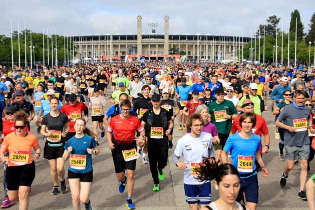 Bilder des Jahres 2025, Sport 05 Mai Sport Themen der Woche KW19 Sport Bilder des Tages DEU, S25 Berlin, 11.05.2025, Berlin, Berlin, DEU, S25 Berlin, im Bild Start des S-25Km Berlin-Lauf vor dem Olympiastadion