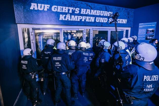 Bilder des Jahres 2025, Sport 05 Mai Sport Themen der Woche KW19 Hamburg, 10. Mai 2025 - Fußball, 2. Bundesliga 2024 25, Hamburger SV - SSV Ulm 1846 Fußball: Polizei sichert die Mixed Zone nach Platzsturm DFL REGULATIONS PROHIBIT ANY USE OF PHOTOGRAPHS AS IMAGE SEQUENCES AND OR QUASI-VIDEO.