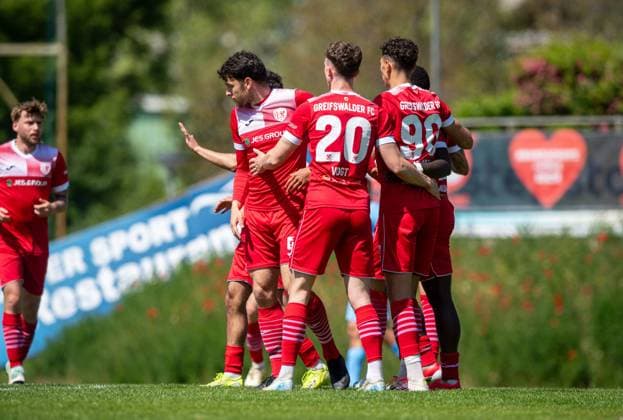 Fussball, Herren, Saison 2024 2025, Regionalliga Nordost (33. Spieltag), FC Viktoria 1889 Berlin - Greifswalder FC, Greifswalder Jubel nach Tor zum 0:1 durch Rudolf Ndualu (Greifswalder FC), 11.05. 2025, Copyright: xSebastianxRäppold MatthiasxKochx