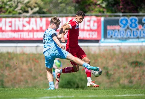 Fussball, Herren, Saison 2024 2025, Regionalliga Nordost (33. Spieltag), FC Viktoria 1889 Berlin - Greifswalder FC, v.l. Moritz Berg (Viktoria Berlin), Soufian Benyamina (Greifswalder FC), 11.05. 2025, Copyright: xSebastianxRäppold MatthiasxKochx