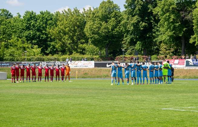 Fussball, Herren, Saison 2024 2025, Regionalliga Nordost (33. Spieltag), FC Viktoria 1889 Berlin - Greifswalder FC, vor dem Spiel wurde dem verstorbenen Viktoria-Nachwuchsspieler Norell Groh, der im Alter von 17 Jahren verstorben ist, gedacht, 11.05. 2025, Copyright: xSebastianxRäppold MatthiasxKochx