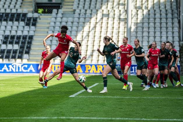 Google Pixel Frauen-Bundesliga: SC Freiburg vs. SV Werder Bremen, 11.05.2025 Cora Zicai (SC Freiburg 28) mit einem Hacketrick Richtung Tor Google Pixel Frauen-Bundesliga: SC Freiburg vs. SV Werder Bremen, Dreisamstadion, Sonntag 11.05.2025 DFB DFL REGULATIONS PROHIBIT ANY USE OF PHOTOGRAPHS AS IMAGE SEQUENCES AND OR QUASI-VIDEO. Copyright: xBEAUTIFULxSPORTS Boscox