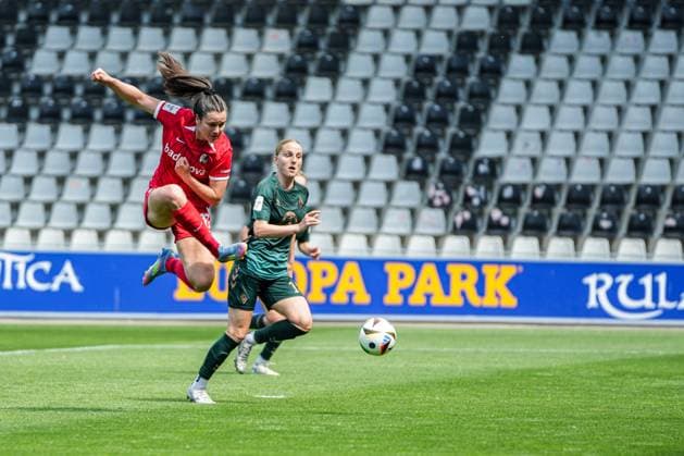 Google Pixel Frauen-Bundesliga: SC Freiburg vs. SV Werder Bremen, 11.05.2025 Svenja Fölmli (SC Freiburg 17) mit einem Torschuss Google Pixel Frauen-Bundesliga: SC Freiburg vs. SV Werder Bremen, Dreisamstadion, Sonntag 11.05.2025 DFB DFL REGULATIONS PROHIBIT ANY USE OF PHOTOGRAPHS AS IMAGE SEQUENCES AND OR QUASI-VIDEO. Copyright: xBEAUTIFULxSPORTS Boscox