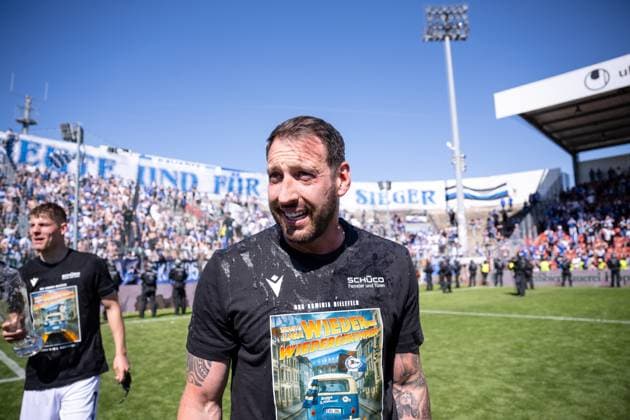 11.05.2025, Fussball, 3. Liga, 37. Spieltag Saison 2024 2025, SpVgg Unterhaching - DSC Arminia Bielefeld, Trainer Mitch Kniat (Arminia Bielefeld) nach einer Bierdusche, xRHR-FOTO TKx Copyright: RHR-FOTOx RHR-FOTO TK